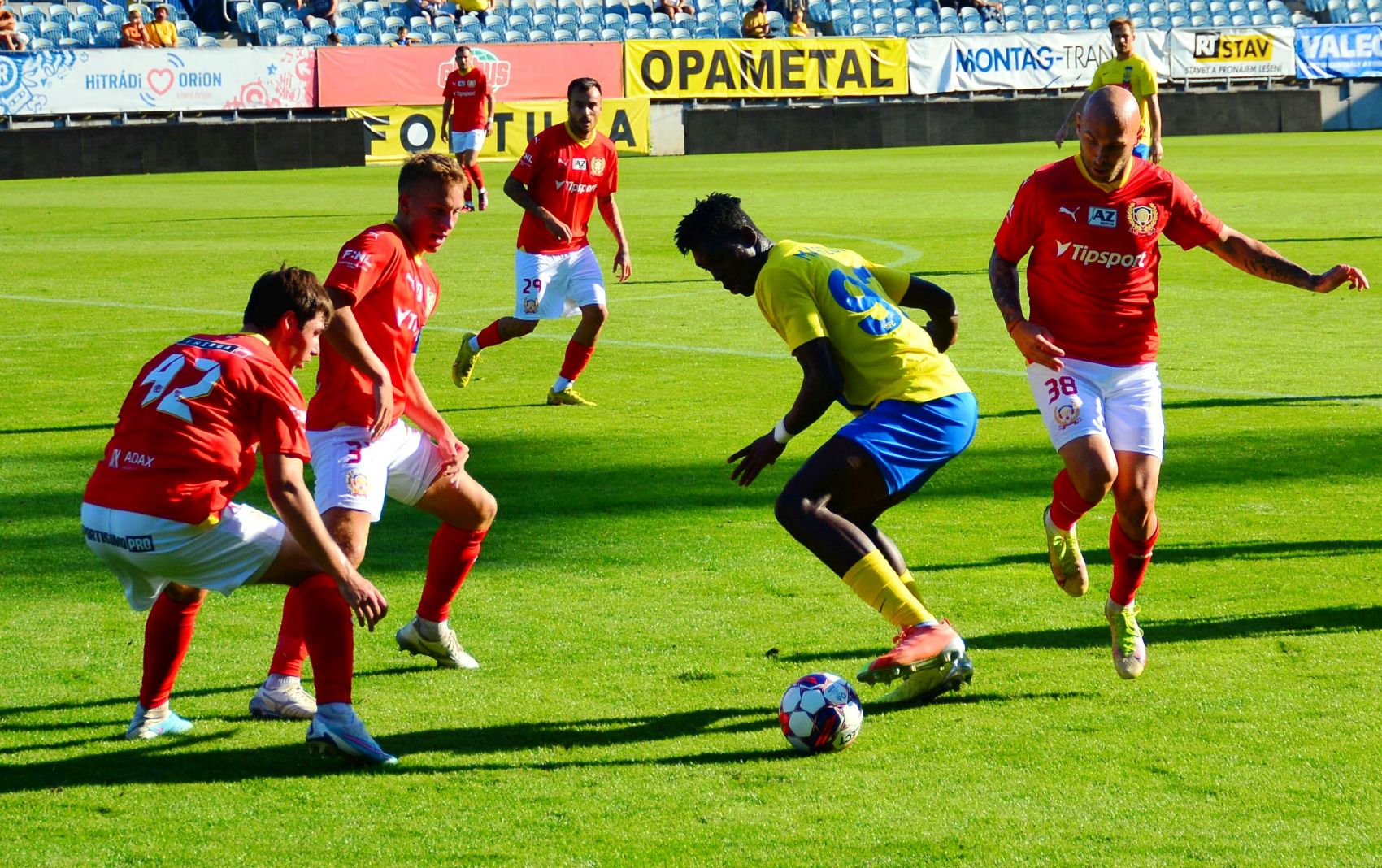 Oslaben� Zbrojovka v poh�ru kon��