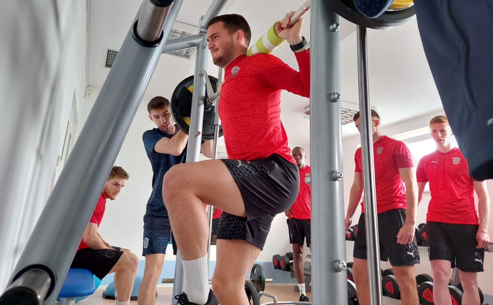 VIDEO: �tvrt� den na soust�ed�n� - tr�nink v posilovn�