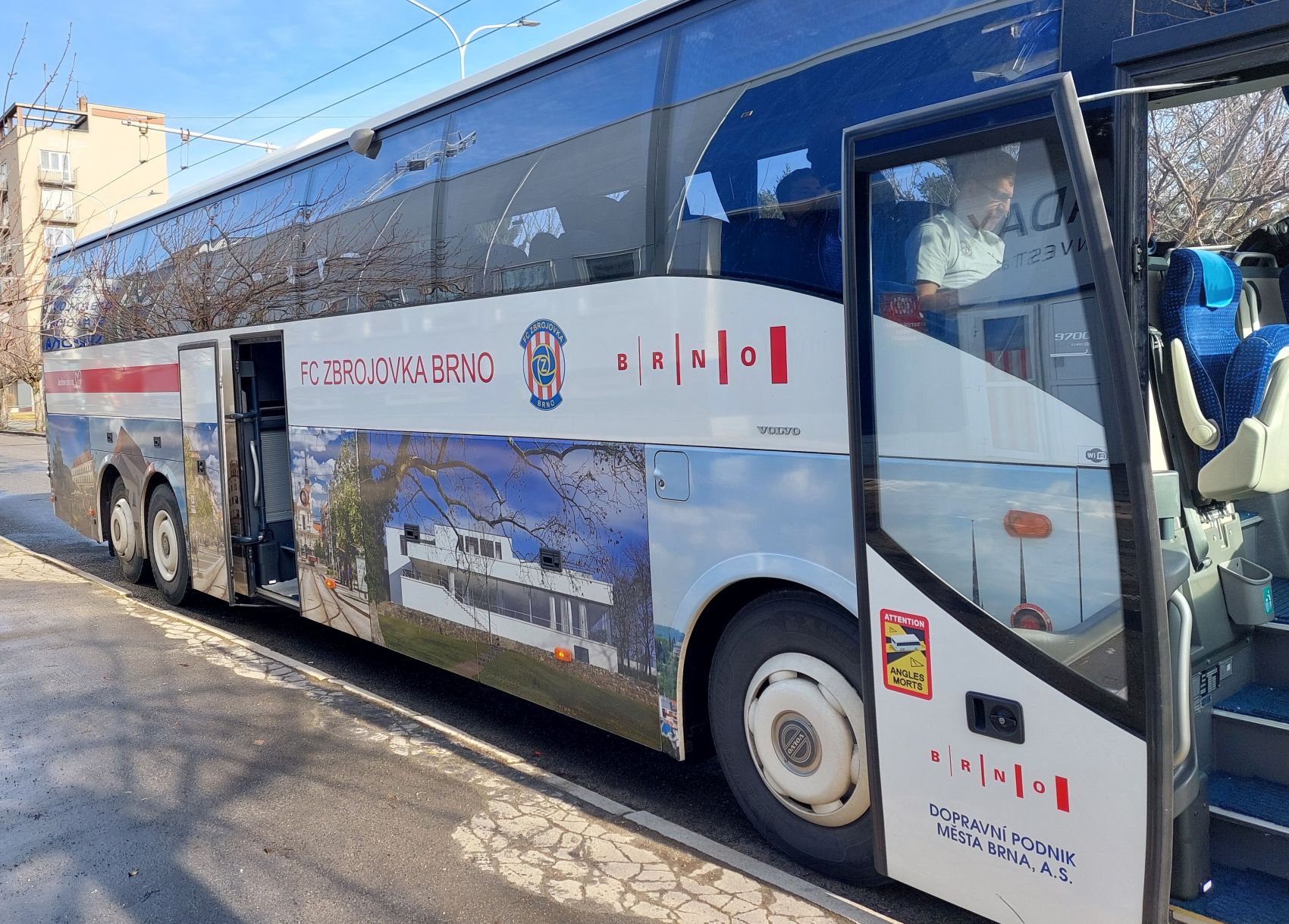 Zbrojov�ci vyr�ej� na kemp do Sence