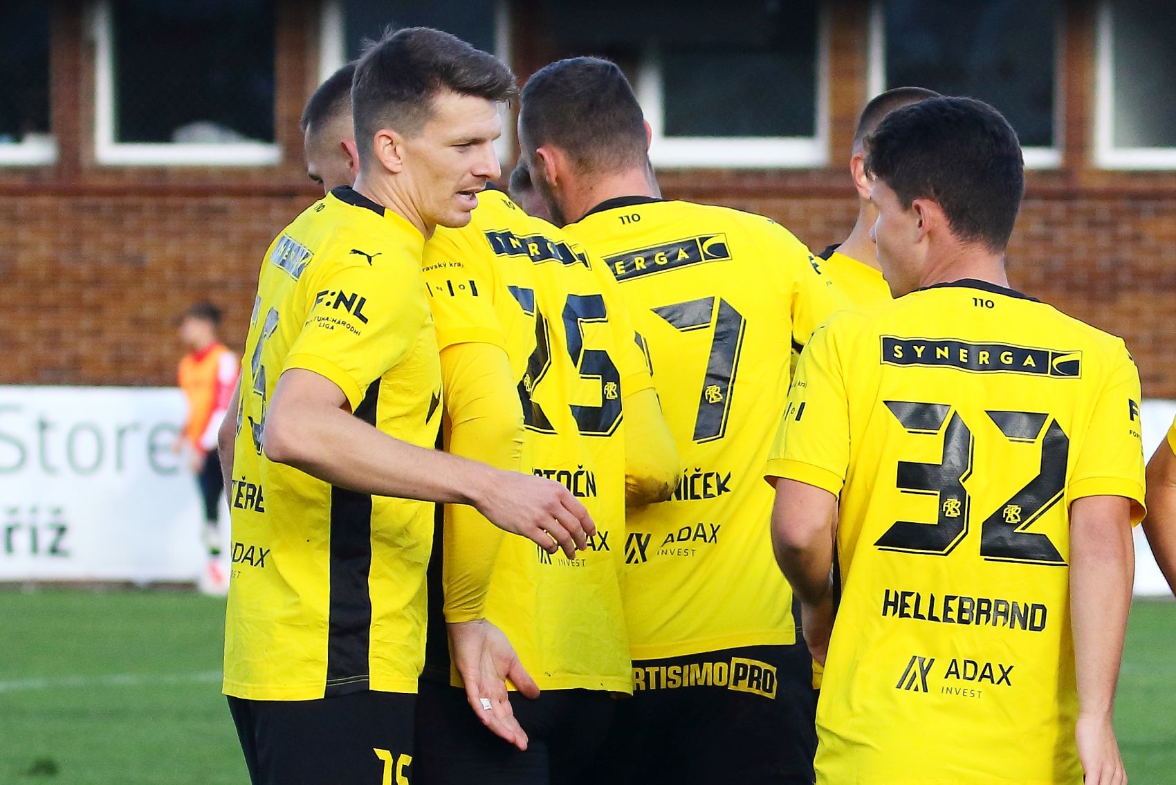 SOUHRN: Zbrojov�ci na hostov�n�