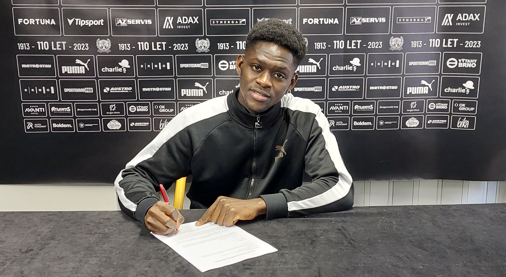 PODPIS: Foster Gyamfi u� je hr��em Zbrojovky