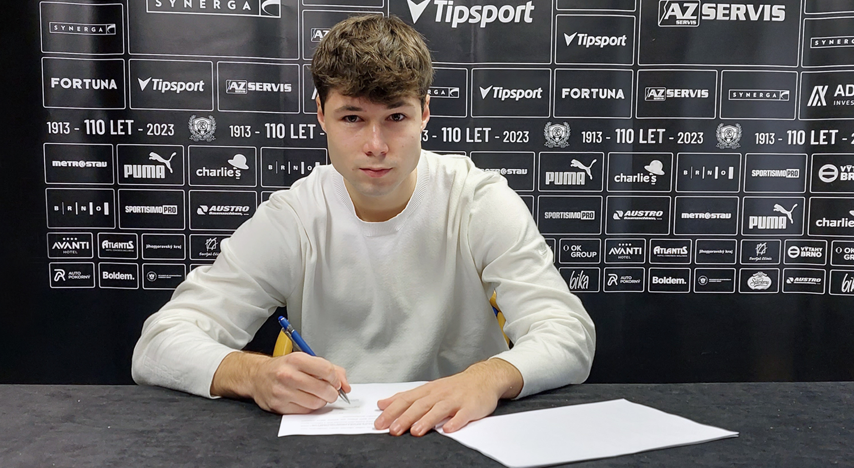 Prvn� profesion�ln� smlouvu podepsal Ond�ej �lapansk�!