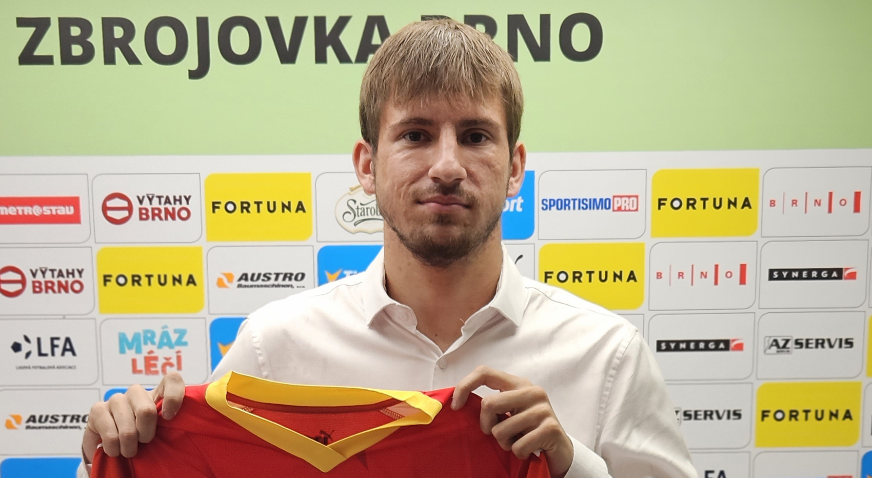 Svou prvn� smlouvu podepsal obr�nce Dami�n Strnad