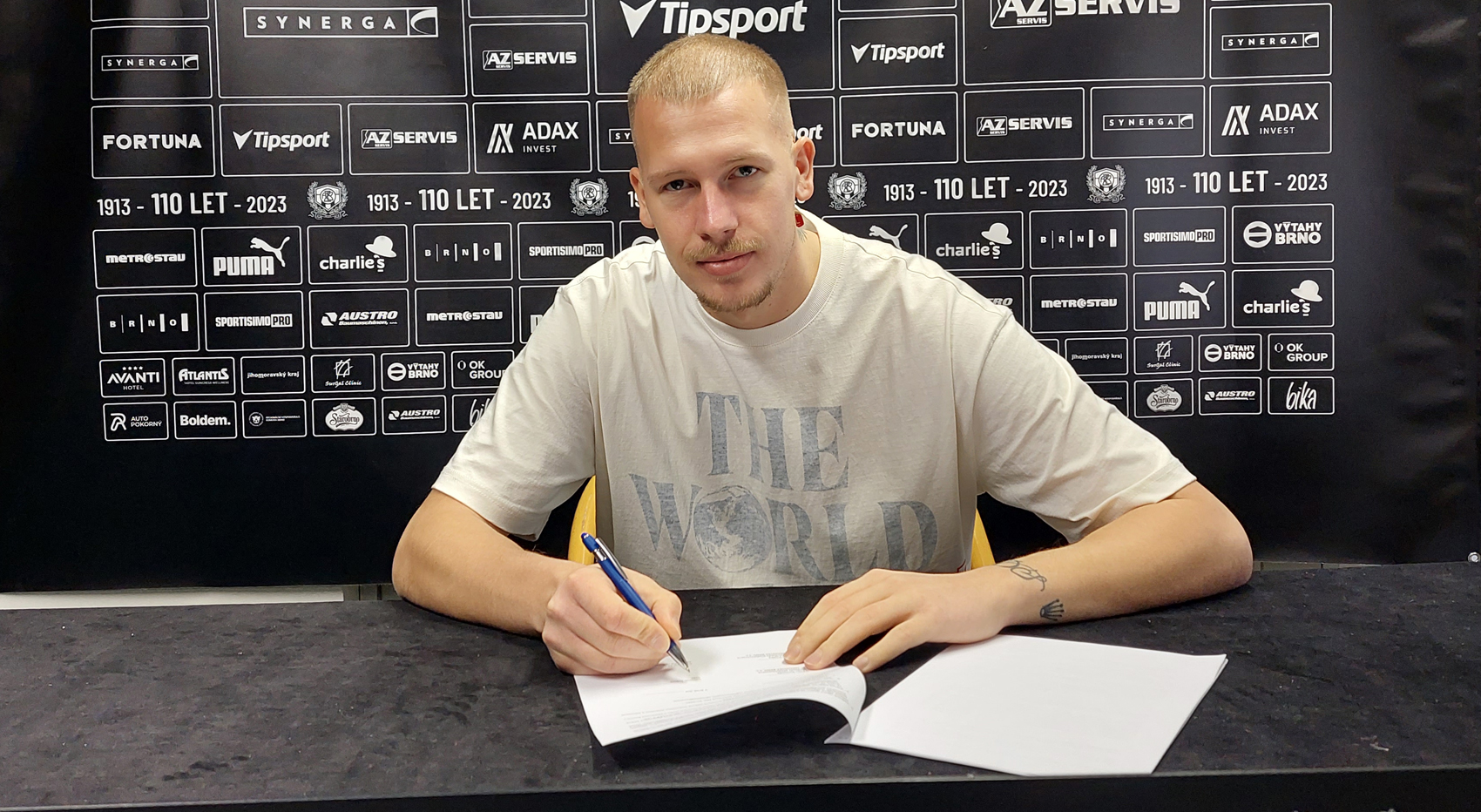 Dominik Sv��ek p�ich�z� na hostov�n� s opc�