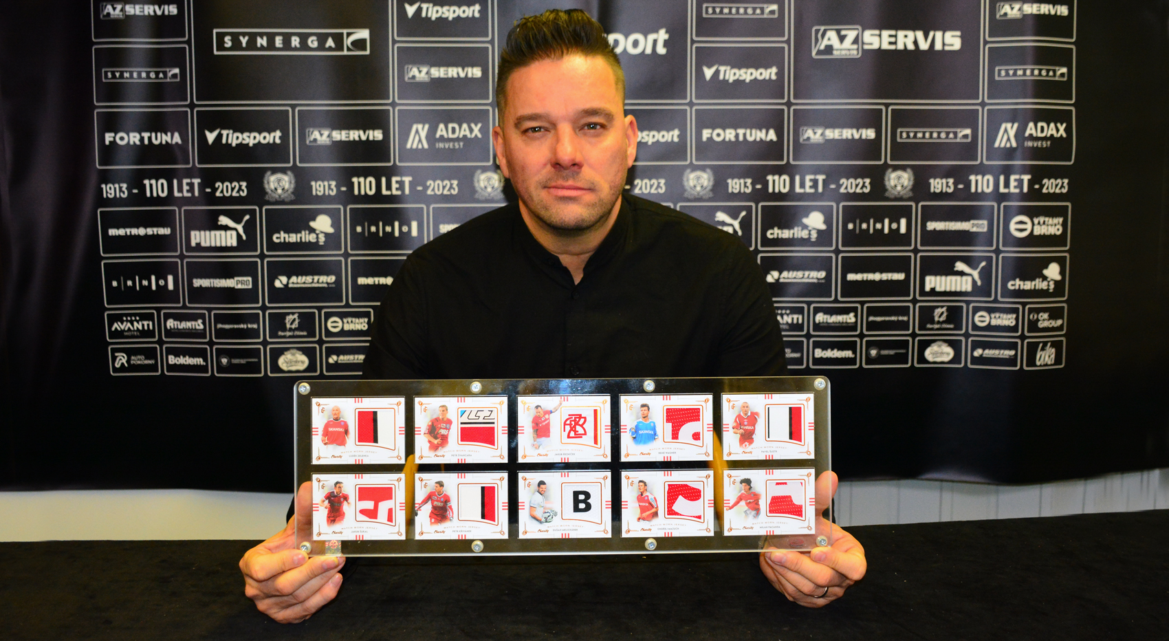 Z�skejte v aukci unik�tn� set karti�ek!