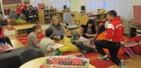 Zbrojov�ci op�t p�ed�vali d�rky, opl�tkou obdr�eli zlatou rybku pro �t�st�