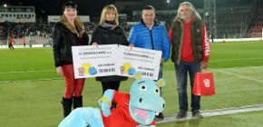 Modr� hroch dostal od Zbrojovky narozeninov� d�rek