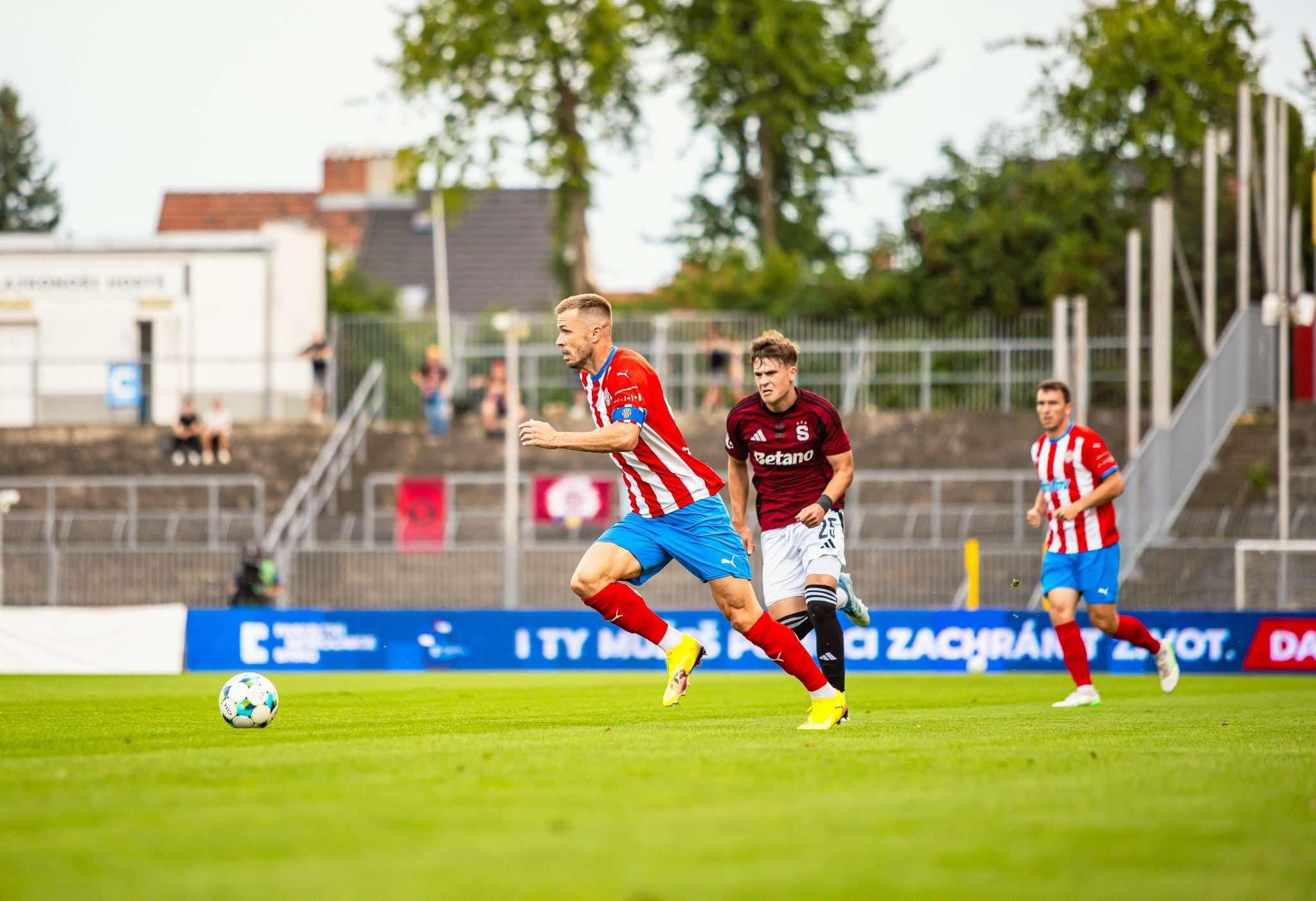 Zbrojovka p�ed zapln�n�mi ochozy jasn� p�ehr�la mlad�ky Sparty