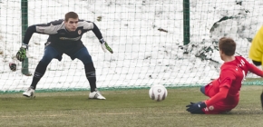 Posledn� venkovn� z�pas Zbrojovce nevy�el, v P��brami prohr�la