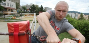 Fotbal je pro boxery nebezpe�n� sport, ��k� �estn� host utk�n� Luk� Kone�n�