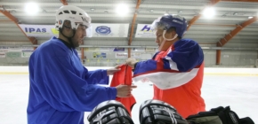 Hr��i Zbrojovky nazuli brusle a otestovali sv� hokejov� schopnosti