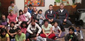 Hra�ky, podpisy i fotb�lek - Zbrojov�ci nav�t�vili prvn� dva d�tsk� domovy!