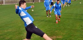 VIDEO: Dev�t� den na soust�ed�n� - p��prava na z�pas o�ima Ladislava Krej��ho