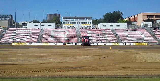 Renovace hrac� plochy v pln�m proudu