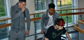 VIDEO: Zbrojov�ci nav�t�vili des�t� ro�n�k z�vod� Na �ikm� plo�e!