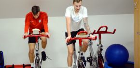 VIDEO: St�ede�n� tr�nink v posilovn�