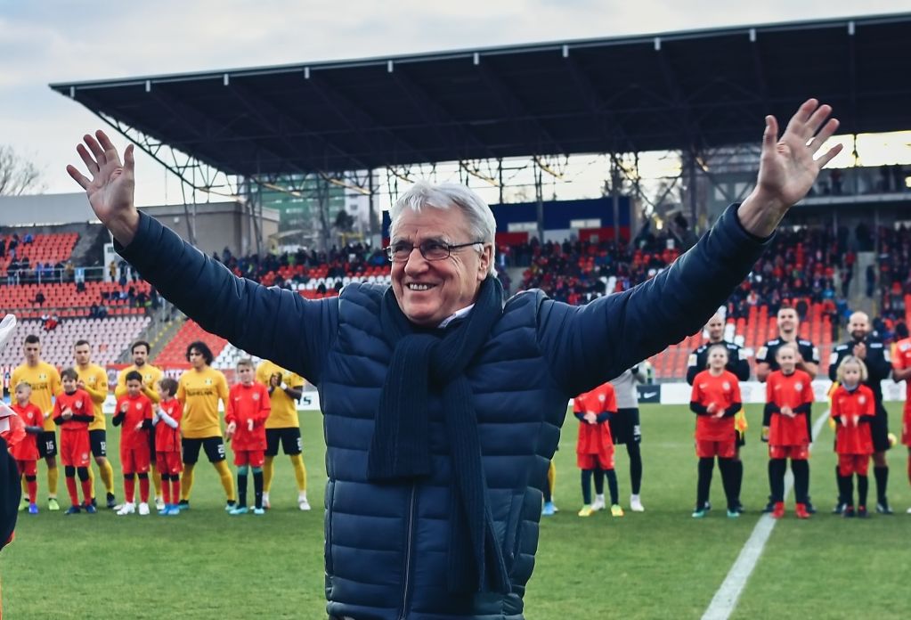 Legend�rn� tren�r Petr Uli�n� slav� 75!