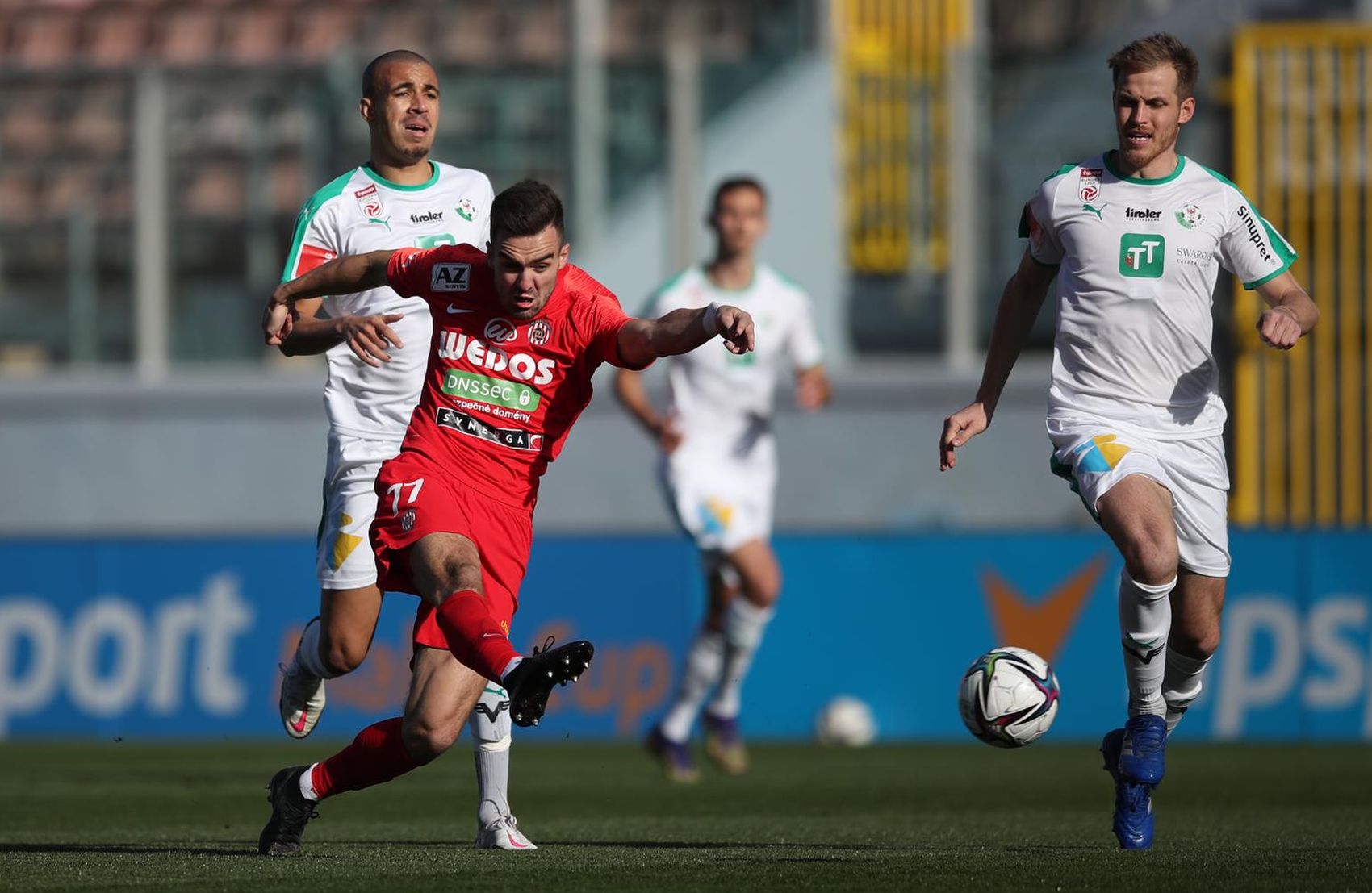 SOUHRN: Zbrojov�ci na hostov�n� 