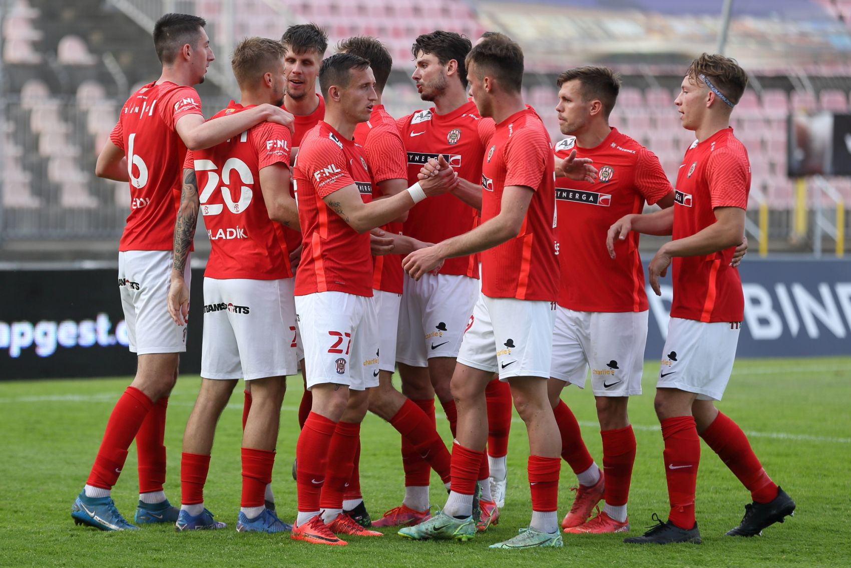 Zbrojovka p�ehr�la doma Duklu, rozhodly p�esn� hlavi�ky Hlad�ka a Endla