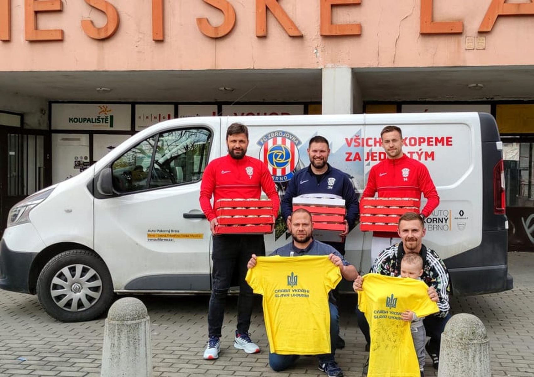 Hr��i Zbrojovky op�t pom�hali Ukrajin�